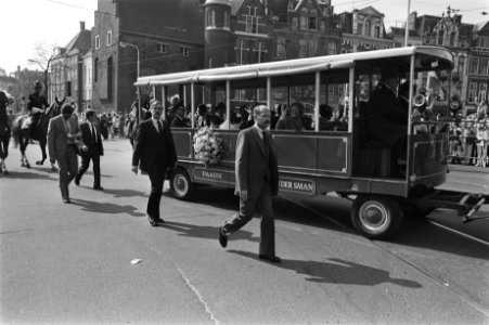 Koninginnedag 1984 in Den Haag veiligheidsmensen naast de paardentram met Koni, Bestanddeelnr 932-9512