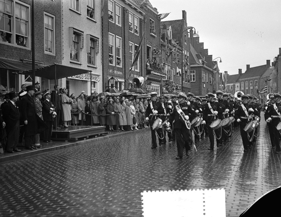 Koningin Juliana en prins Bernhard bezoeken Middelburg, défilé van marineperson…, Bestanddeelnr 906-5453