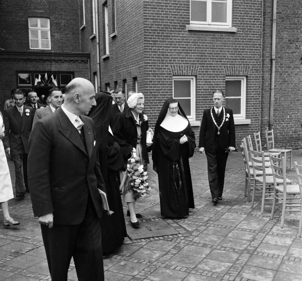 Koningin Juliana bezoekt Limburg. R.K. Landbouwhuishoudschool in Posterholt., Bestanddeelnr 905-3131