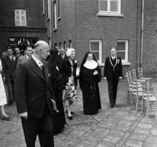 Koningin Juliana bezoekt Limburg. R.K. Landbouwhuishoudschool in Posterholt., Bestanddeelnr 905-3131