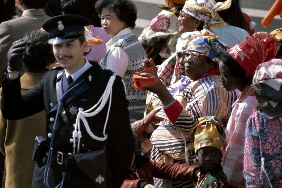 Koninginnedag 1977, defile Soestdijk Prinses Beatrix en kinderen in de tuin, Bestanddeelnr 254-9916