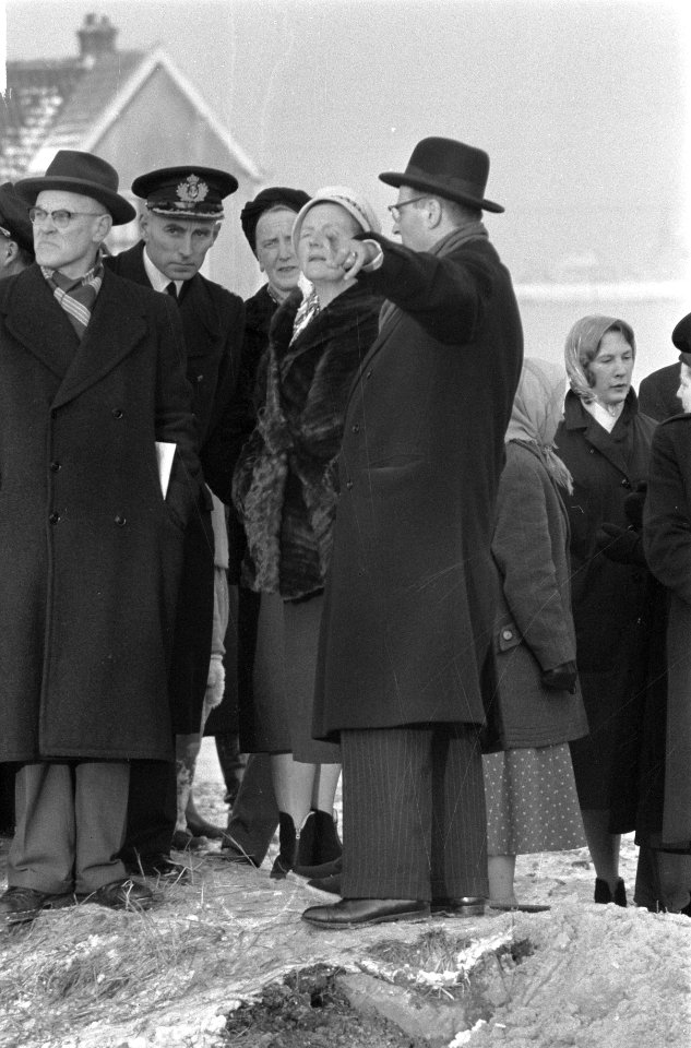 Koningin Juliana bezoekt Tuindorp Oostzaan na de overstromingsramp, Bestanddeelnr 910-9476