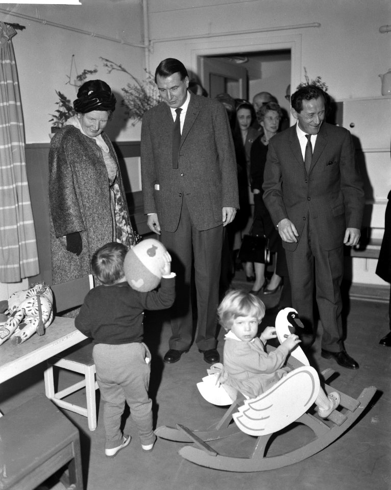 Koningin Juliana bezoekt Ons Huis .Rondleiding, Bestanddeelnr 913-4859