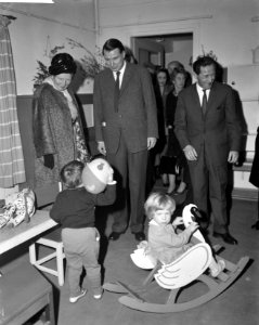 Koningin Juliana bezoekt Ons Huis .Rondleiding, Bestanddeelnr 913-4859