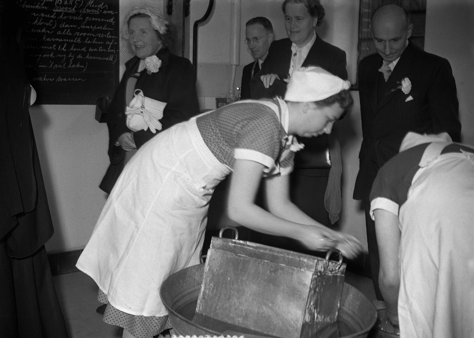 Koningin Juliana bezoekt Limburg. Middelbare Landbouwhuishoudschool te Posterho…, Bestanddeelnr 905-3168