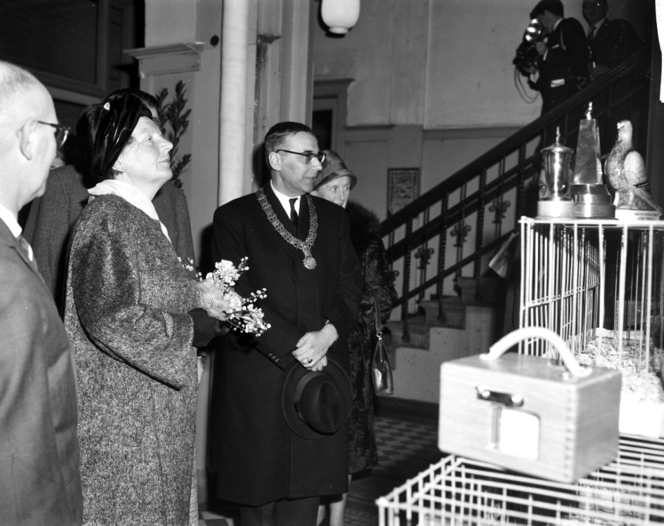 Koningin Juliana bezoekt Ons Huis . Rondleiding, Bestanddeelnr 913-4858