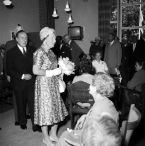 Koningin Juliana brengt een bezoek aan een huis voor gerepatrieerden, Bestanddeelnr 911-3950