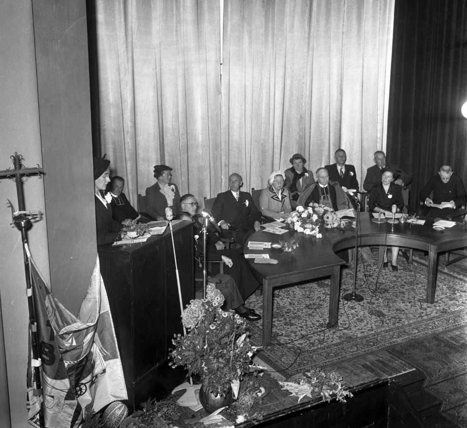 Koningin Juliana bezoekt Limburg. Bijeekomst Boerinnenbord in de Harmonie te Roe, Bestanddeelnr 905-3119