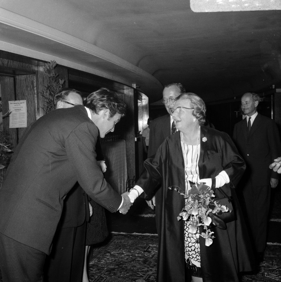 Koningin Juliana en prins Bernhard aanwezig bij premiere van film Elsa ce Leeuw, Bestanddeelnr 919-3522