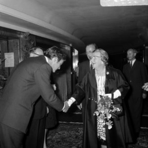 Koningin Juliana en prins Bernhard aanwezig bij premiere van film Elsa ce Leeuw, Bestanddeelnr 919-3522