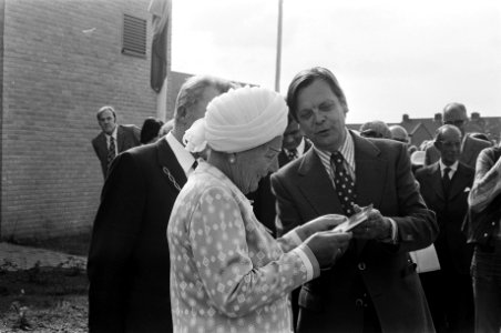 Koningin Juliana bezoekt provincie Drenthe koningin Juliana opent verzorgingshu, Bestanddeelnr 927-2666