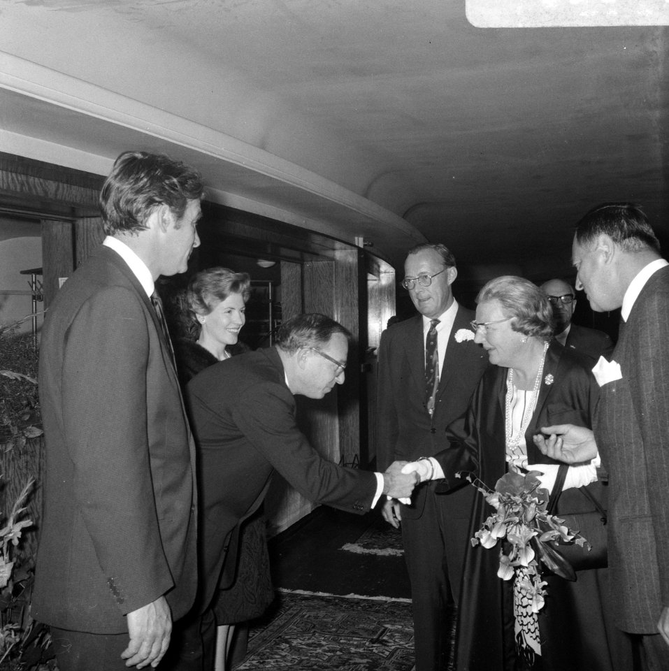 Koningin Juliana en prins Bernhard aanwezig bij premiere van film Elsa ce Leeuw, Bestanddeelnr 919-3519