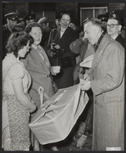 Koningin Juliana bracht een onverwacht bezoek aan Nieuw-Vossemeer in het rampgeb, Bestanddeelnr 014-1325