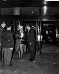 Koningin Juliana bracht bezoek aan Eindhoven Hare Majesteit op school te Vestdi, Bestanddeelnr 915-5729