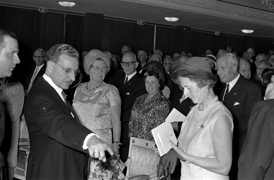 Koningin Juliana bezoekt Maastricht, bij aankomst schouwburg, stoel tekort, Bestanddeelnr 920-3180