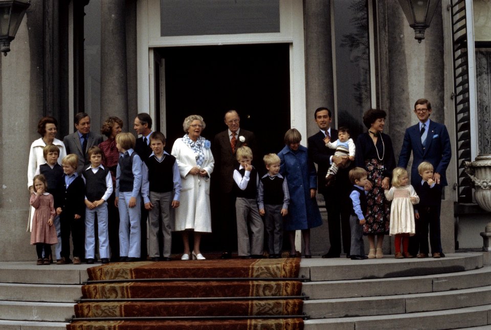 Koninginnedag 1978, defile Soestdijk gehele Koninklijke Familie op bordes, Bestanddeelnr 254-9988