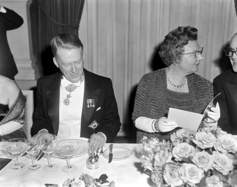 Koningin Juliana en Prins Bernhard aanwezig bij diner in Amstelhotel tgv 150-, Bestanddeelnr 916-2526