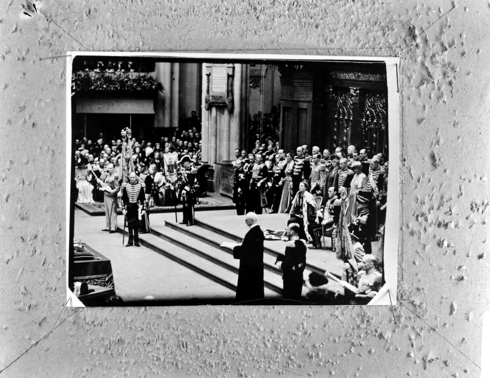Koningin Juliana en Prins Bernhard , voorafgaand aan de eedsaflegging, Bestanddeelnr 921-6490