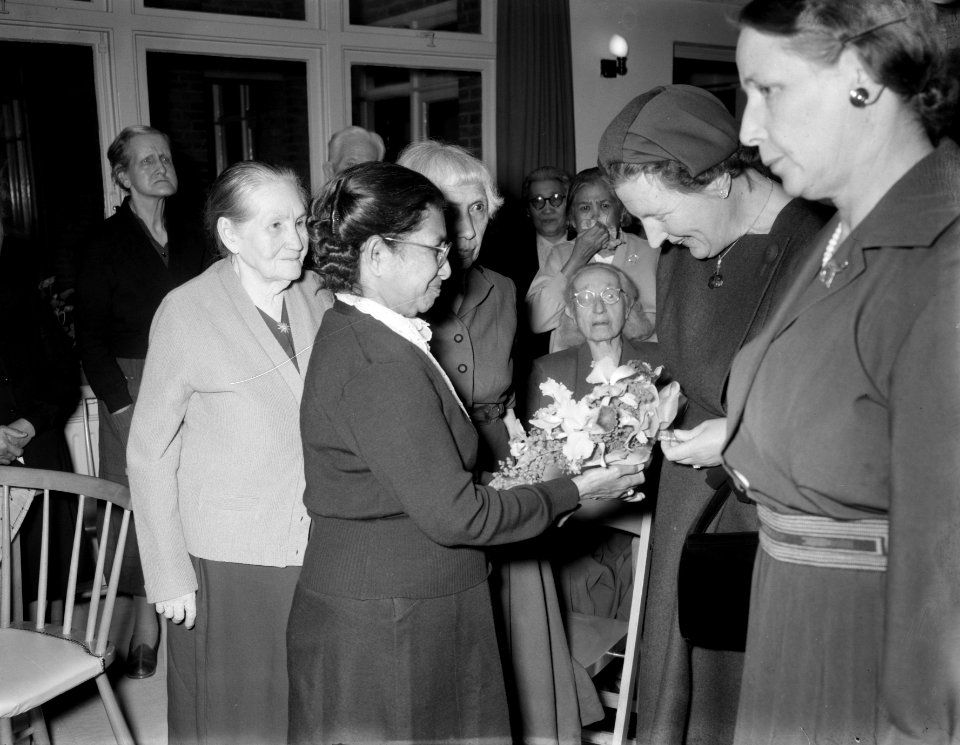 Koningin Juliana bezoekt uit Indonesie gerepatrieerden in Zeist, Bestanddeelnr 909-2816
