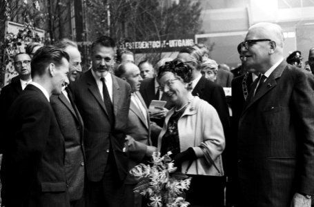 Koningin Juliana bracht bezoek aan Frisiana te Leeuwarden De vorstin werd voorg, Bestanddeelnr 915-5384 photo