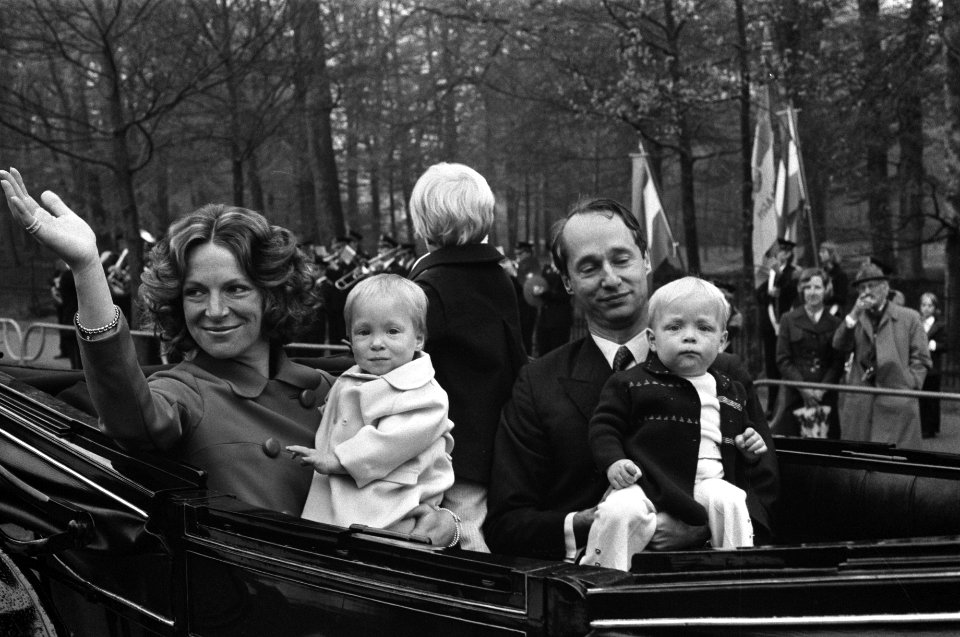 Koninginnedag op Soestdijk Irene Carlos en kinderen in rijtuig, Bestanddeelnr 927-1588