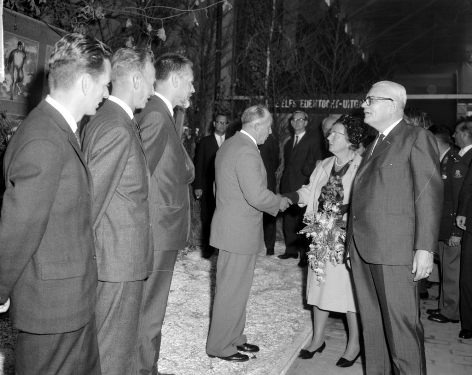 Koningin Juliana bracht bezoek aan Frisiana te Leeuwarden De koningin bracht be, Bestanddeelnr 915-5390