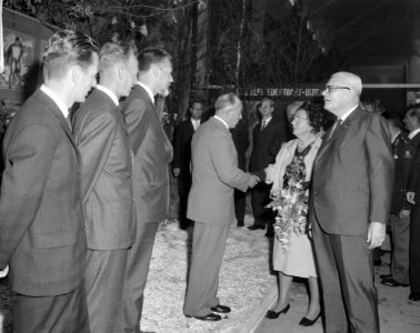 Koningin Juliana bracht bezoek aan Frisiana te Leeuwarden De koningin bracht be, Bestanddeelnr 915-5390 photo