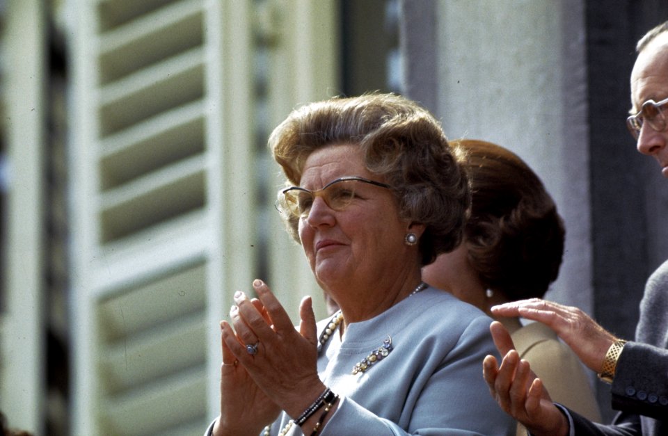 Koninginnedag nr. 8 Pr. Carel Hugo , Pr. Irene , ko nr. 9 HM klapt, kop, nr, Bestanddeelnr 254-8448