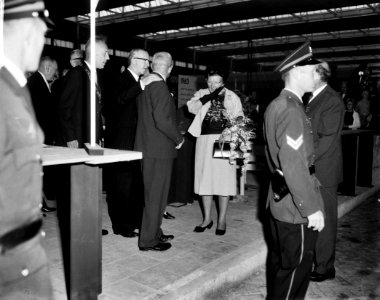 Koningin Juliana bracht bezoek aan Frisiana te Leeuwarden De koningin bracht be, Bestanddeelnr 915-5388