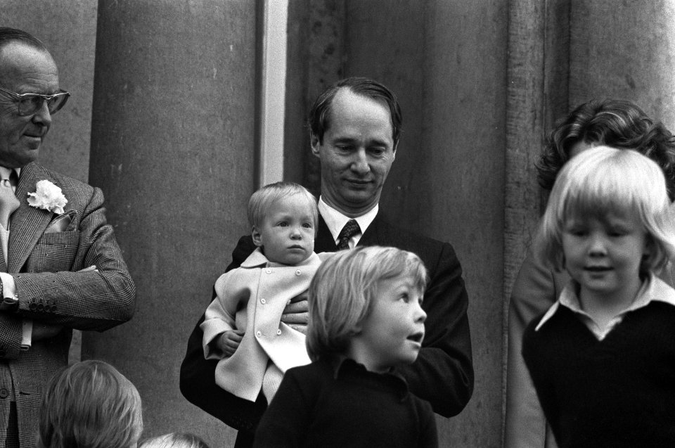 Koninginnedag op Soestdijk kinderen op bordes, Johan Friso 8, 9 Carlos met kind, Bestanddeelnr 927-1614