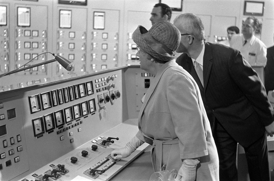 Koningin Juliana drukt knop in, Bestanddeelnr 922-2356