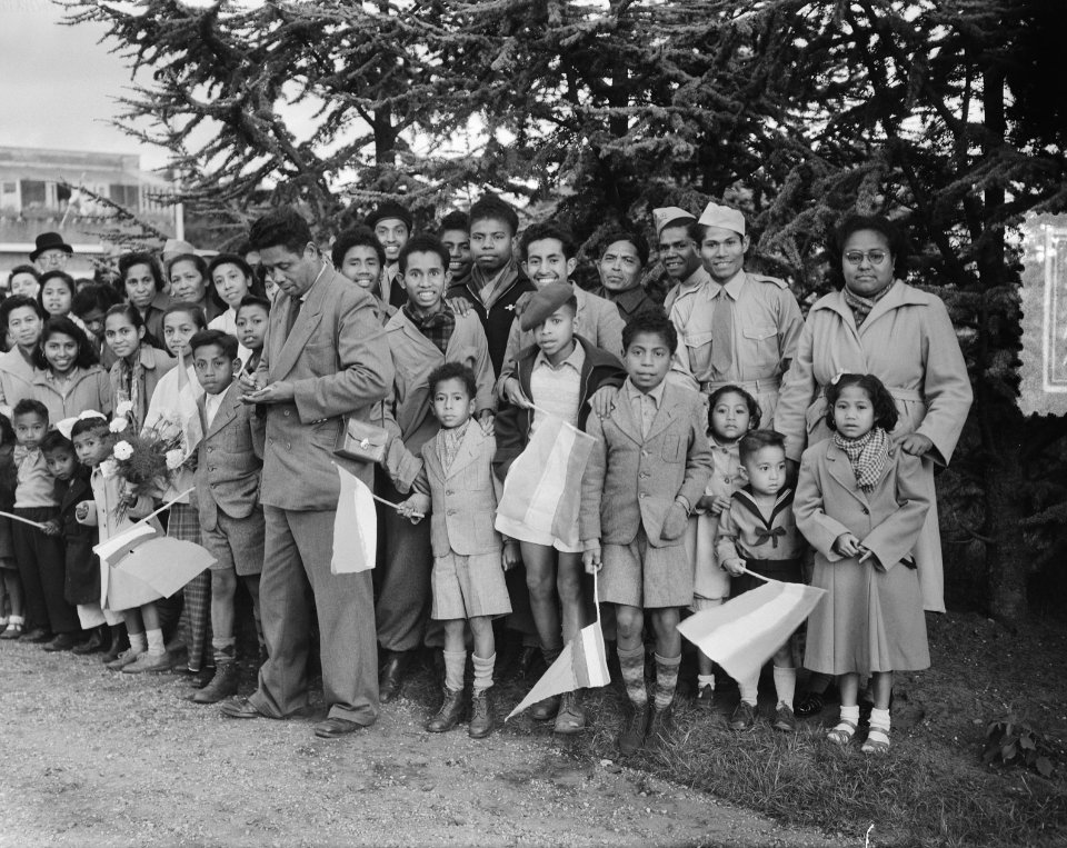 Koningin Juliana bezoekt Limburg. Bewoners van het Ambonezenkamp aan de Wilhelm…, Bestanddeelnr 905-3153