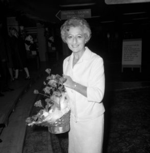 Koningin Juliana en prins Bernhard aanwezig bij premiere van film Elsa de Leeuw, Bestanddeelnr 919-3527