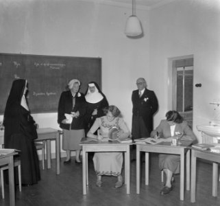 Koningin Juliana bezoekt Limburg. R.K. Landbouwhuishoudschool in Posterholt. R…, Bestanddeelnr 905-3122