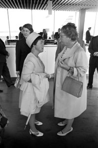 Koningin Juliana doet haar dochter op Schiphol uitgeleide, Bestanddeelnr 920-4886