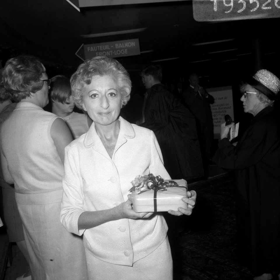 Koningin Juliana en prins Bernhard aanwezig bij premiere van film Elsa de Leeuw, Bestanddeelnr 919-3526
