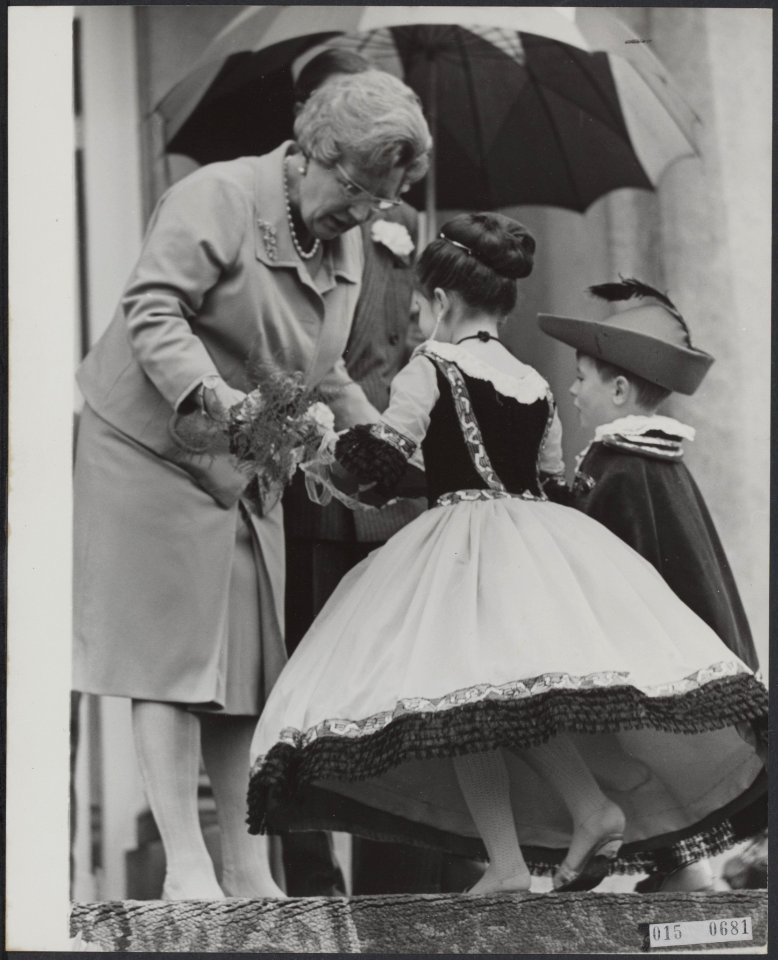 Koninginnedag 1968.. Defilé paleis Soestdijk. Koningin Juliana ontvangen een blo, Bestanddeelnr 015-0681