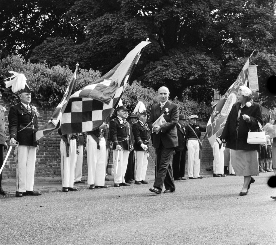 Koningin Juliana bezoekt Limburg. Aankomst te Genenep. Samen met de commissaris , Bestanddeelnr 905-3117