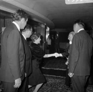 Koningin Juliana en prins Bernhard aanwezig bij premiere van film Elsa de Leeuw, Bestanddeelnr 919-3528