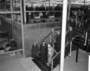 Koningin Juliana bracht bezoek aan Eindhoven Hare Majesteit op school te Vestdi, Bestanddeelnr 915-5728