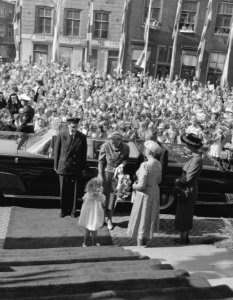 Koningin Juliana brengt een officieel bezoek aan Dordrecht Hier ontvangt zij bl, Bestanddeelnr 909-8250