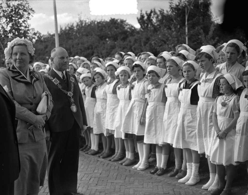 Koningin Juliana bezoekt Limburg Zanghulde te Posterholt, Bestanddeelnr 905-3170