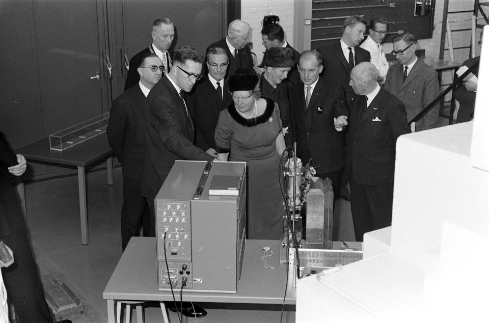 Koningin Juliana brengt een bezoek aan het Reactor-centrum te Petten, Bestanddeelnr 914-5227
