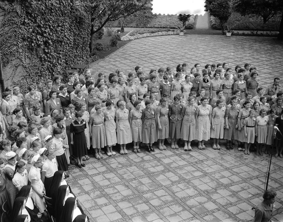Koningin Juliana bezoekt Limburg. R.K. Landbouwhuishoudschool in Posterholt. Z…, Bestanddeelnr 905-3161