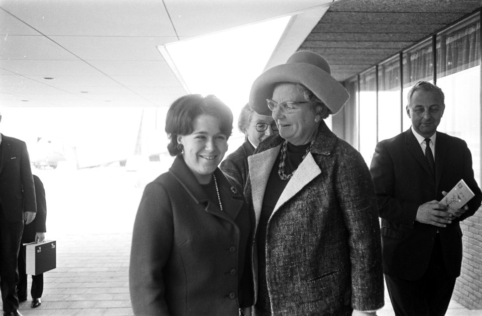 Koningin Juliana doet prinses Christina uitgeleide op Schiphol, Bestanddeelnr 921-7413