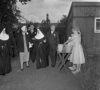 Koningin Juliana bezoekt Limburg. R.K. Landbouwhuishoudschool in Posterholt. R…, Bestanddeelnr 905-3127