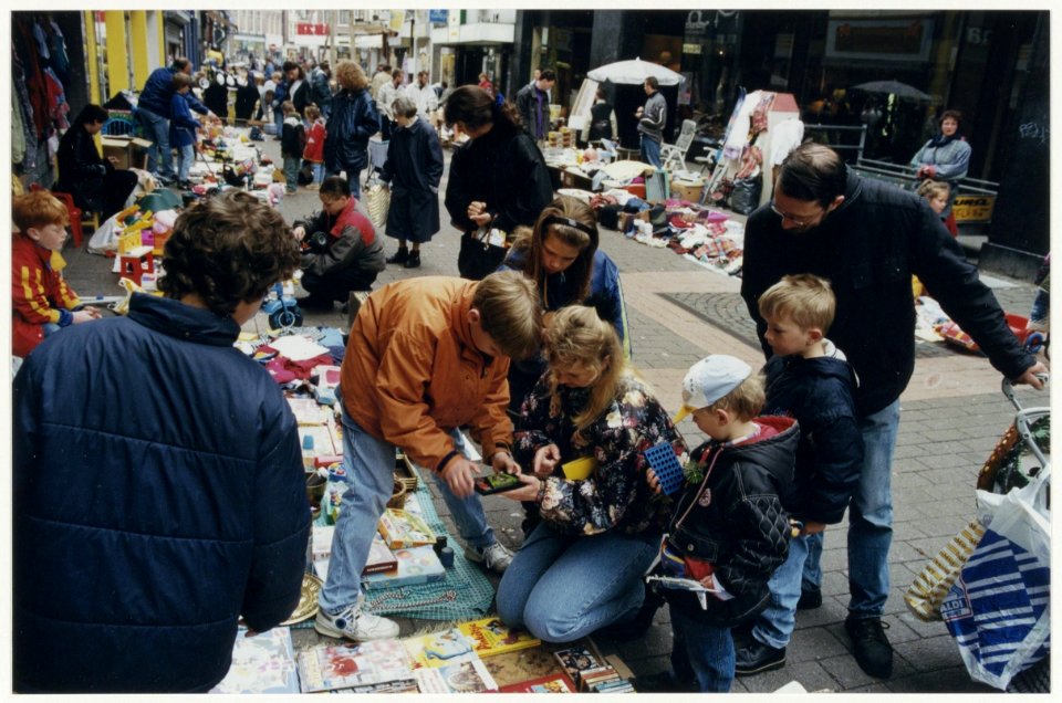 Koninginnedag markt in de Barteljorisstraat. NL-HlmNHA 54037259