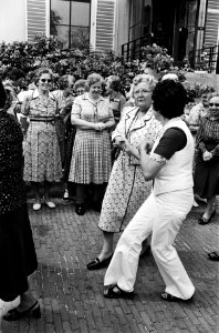 Koningin Juliana danst mee met een Volksdansgroep voor Bejaarden uit Heerlen, Bestanddeelnr 930-3208