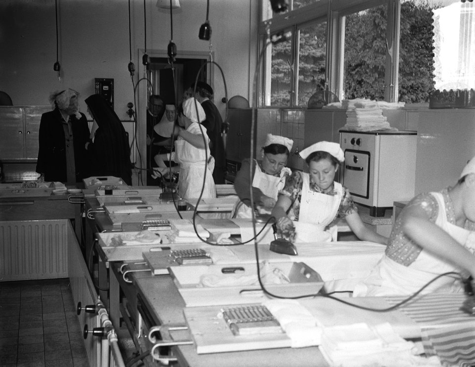 Koningin Juliana bezoekt Limburg. R.K. Landbouwhuishoudschool in Posterholt. …, Bestanddeelnr 905-3150