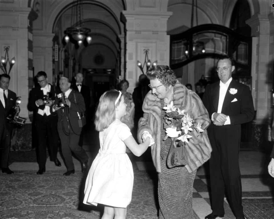 Koningin Juliana en Prins Bernhard aanwezig bij diner in Amstelhotel t.g.v. 150-, Bestanddeelnr 916-2524